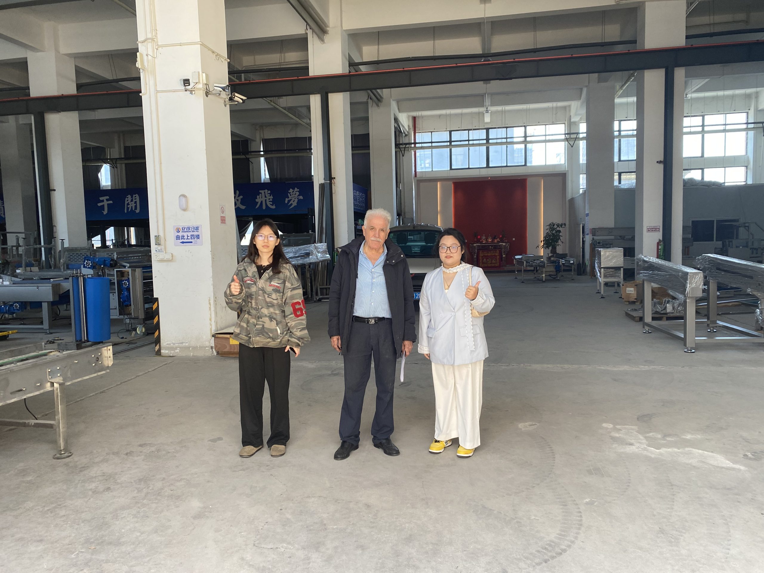 مشتری کانادایی در ماشین آلات اندرو مافو بازرسی کارخانه ای از ماشین چیدمان سینی های اتوماتیک انجام می دهد.