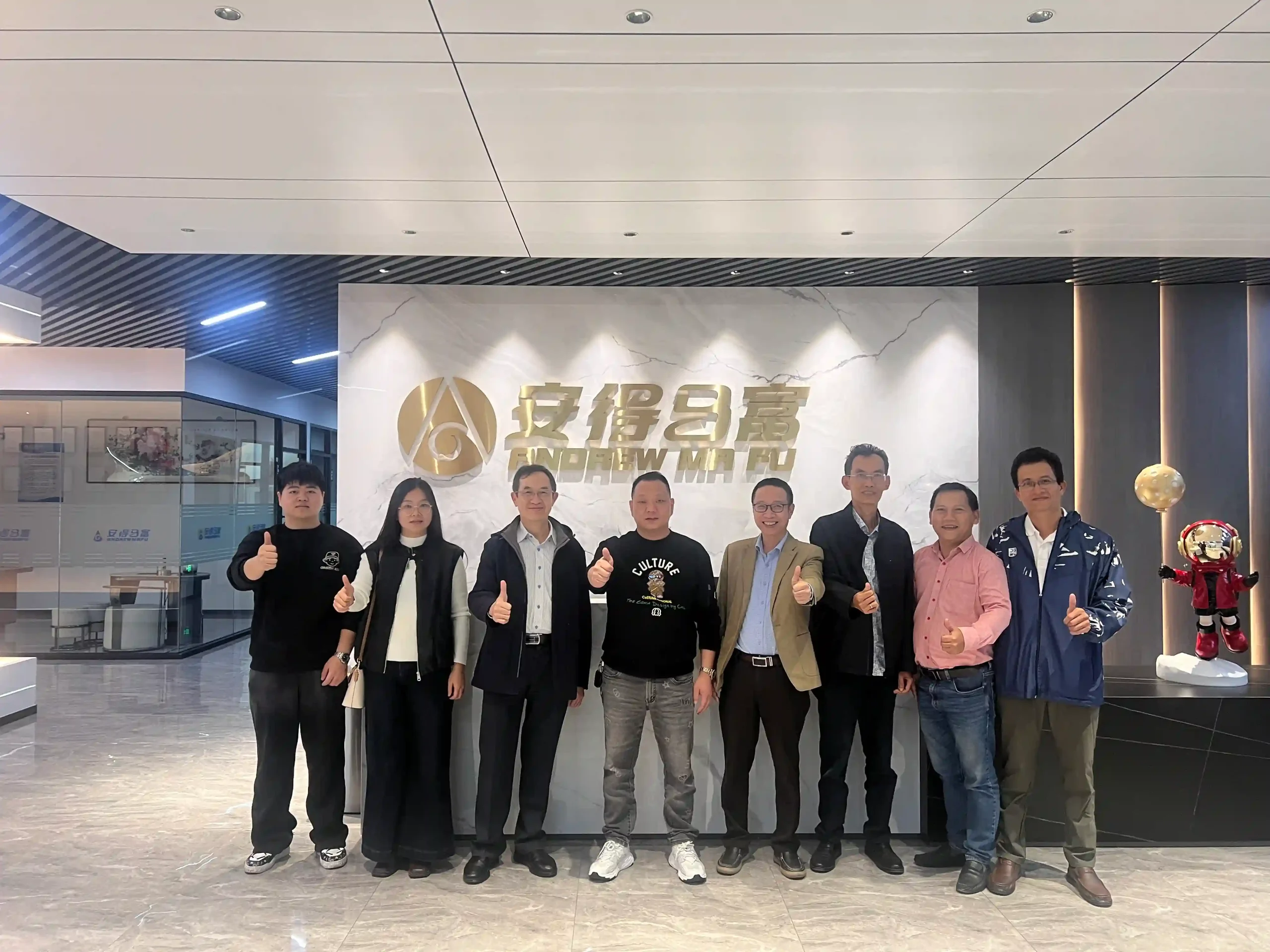 משלחת וייטנאמית מבקרת במכונות אנדרו מאפו כדי לחקור פתרונות אוטומציה מתקדמים למאפייה